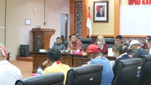 Ketua DPRD Cilacap Taufik Nurhidayat bersama jajarannya menerima audiensi nelayan.